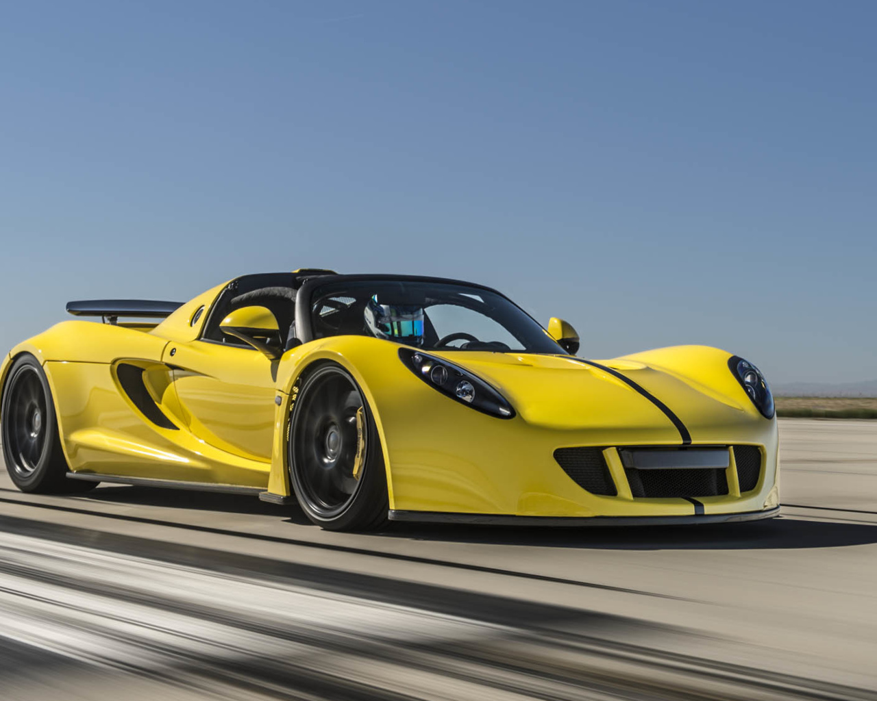 Желтый спортивный автомобиль Hennessey Venom GT на трассе