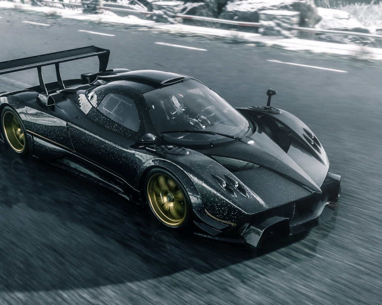 Черный суперкар Pagani Zonda R на трассе 