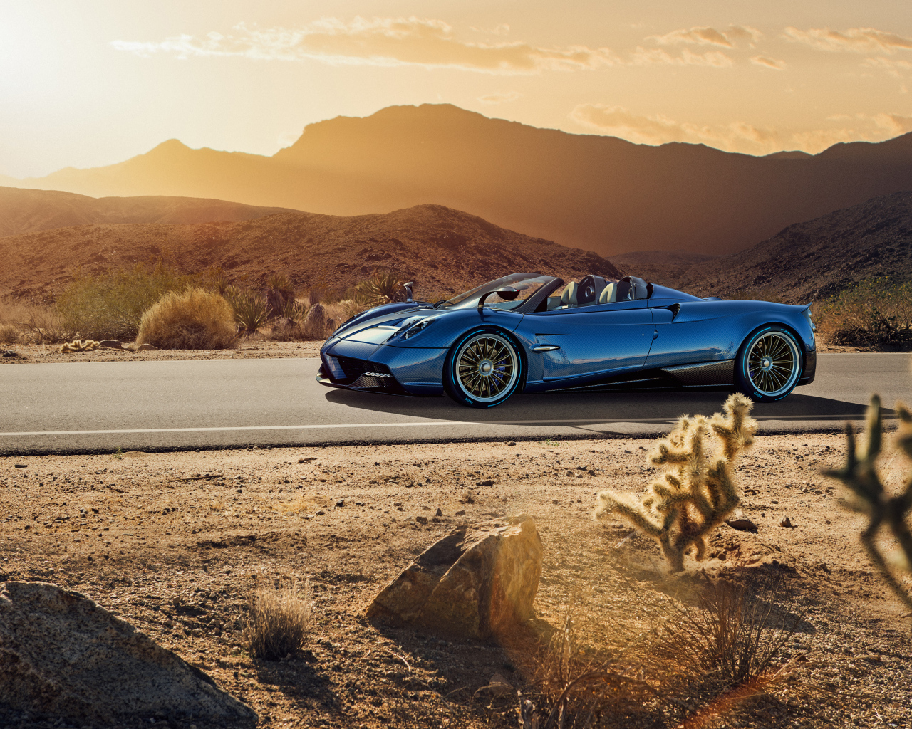 Синий спортивный автомобиль  Pagani Huayra на трассе 