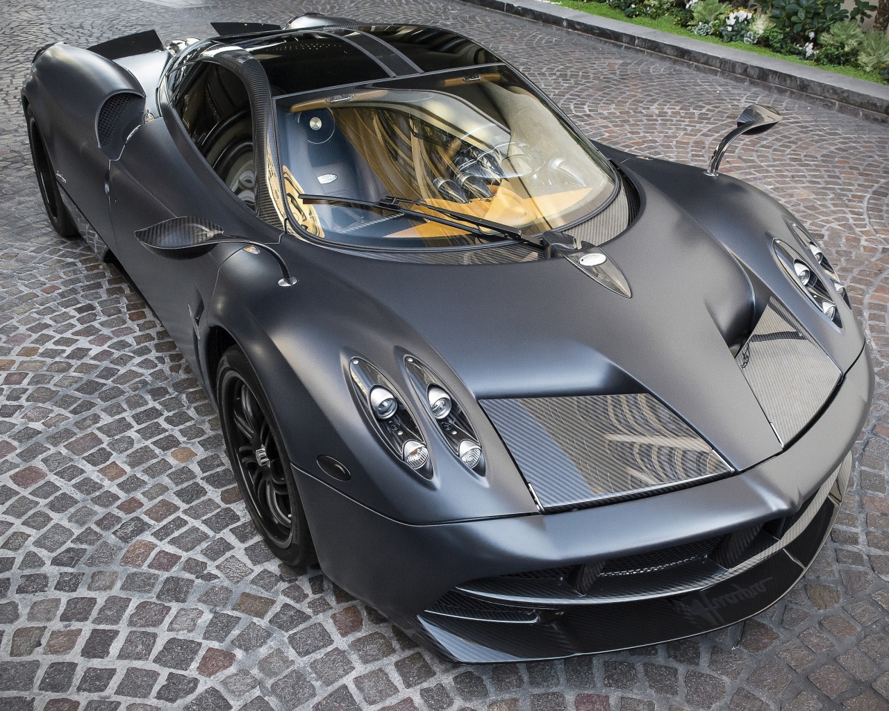 Серебристый автомобиль Pagani Huayra 