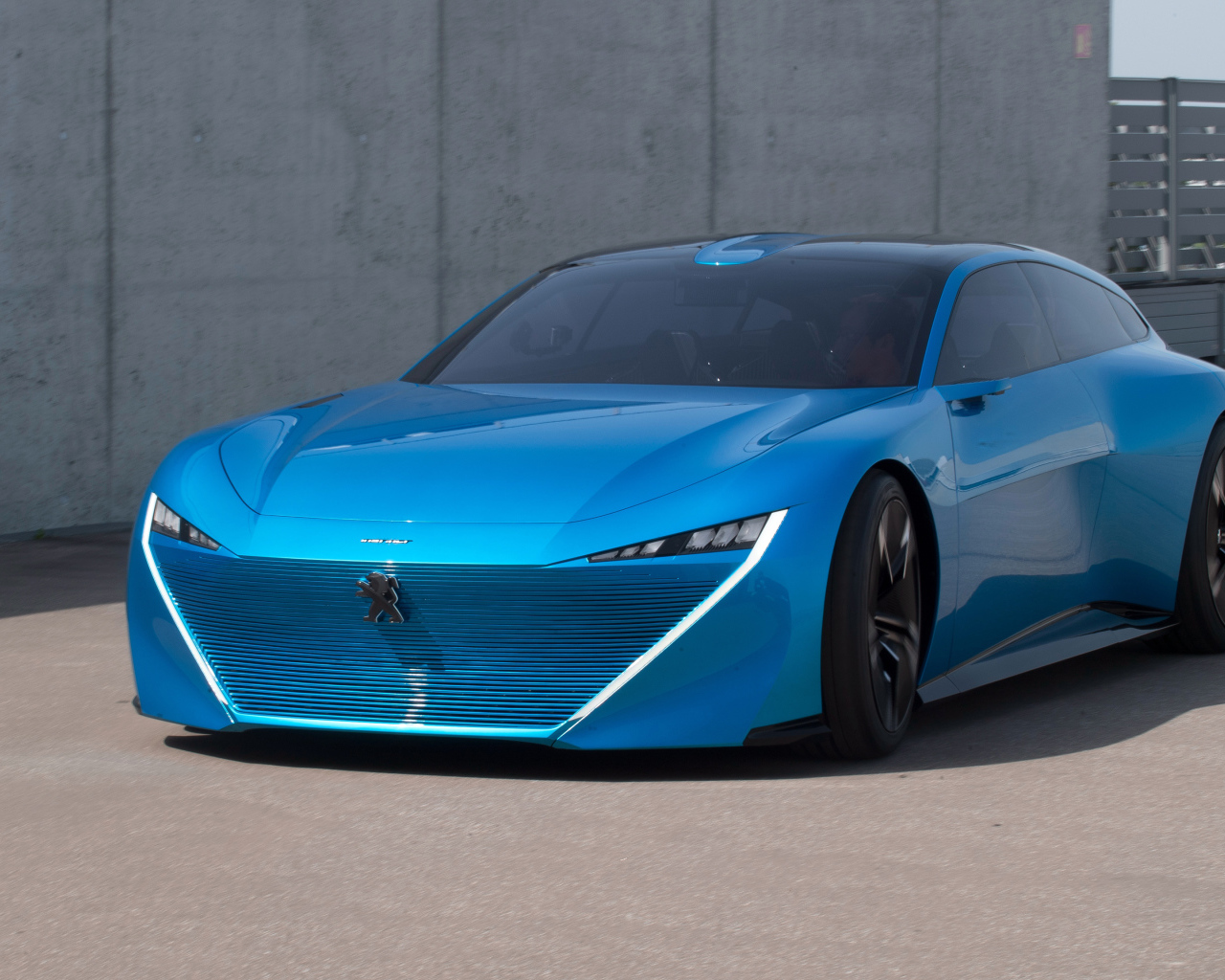 Голубой автомобиль Peugeot Instinct Concept
