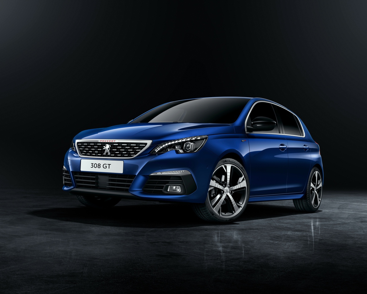 Автомобиль Peugeot 308 синего цвета