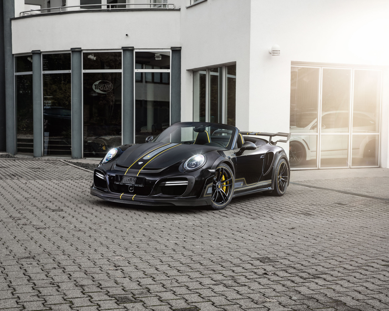 Черный кабриолет  Porsche 911 Turbo 2017 