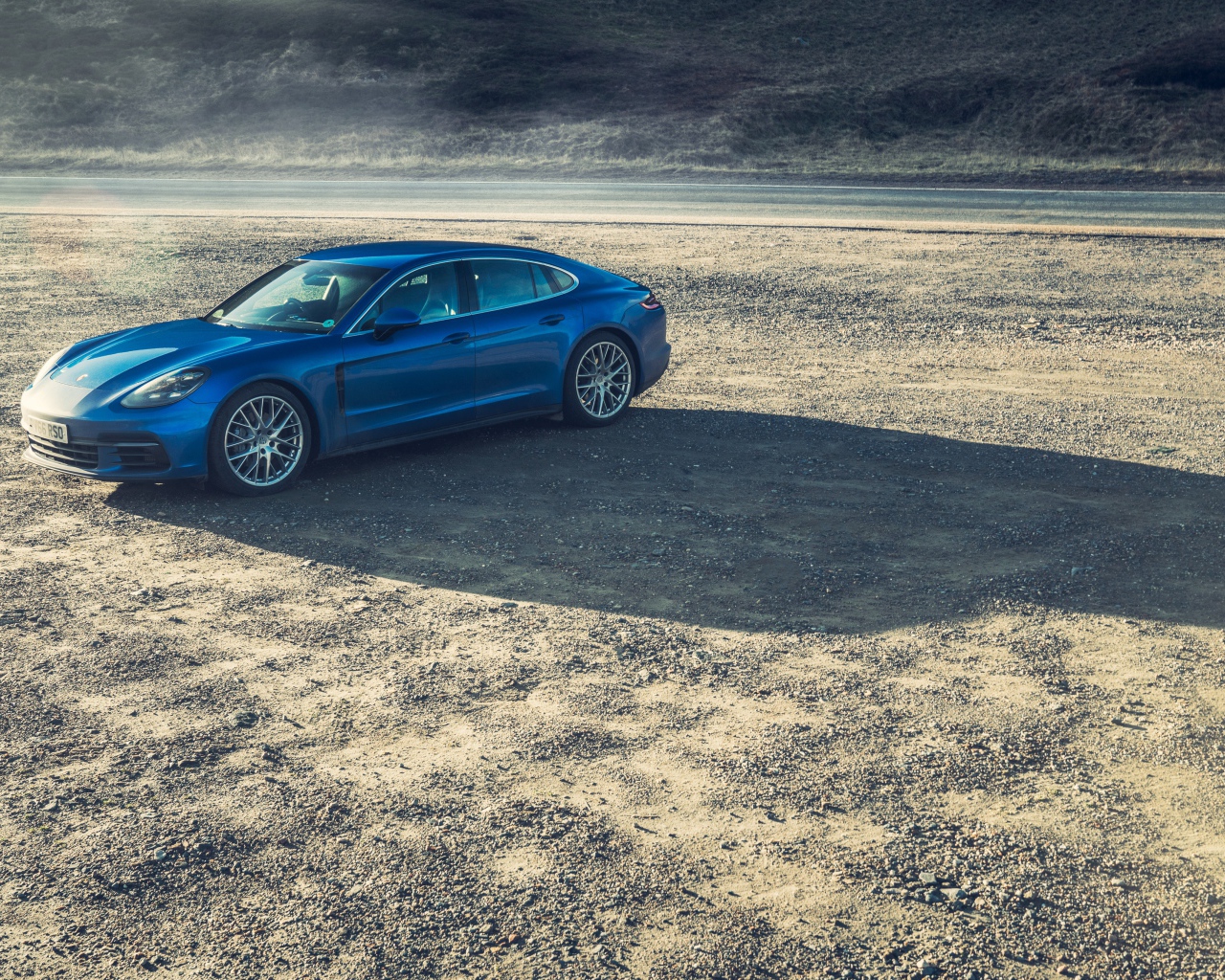 Голубой автомобиль Porsche Panamera Turbo