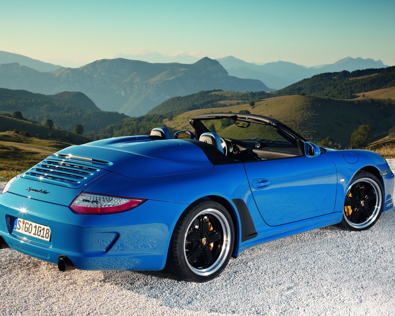 Синий кабриолет Porsche 919, вид сзади 