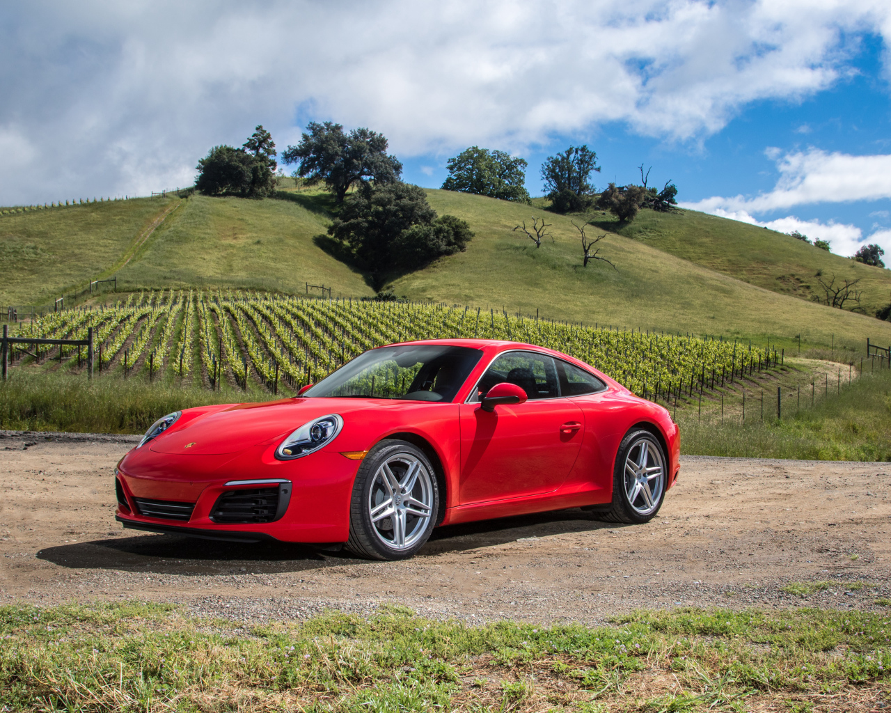 Автомобиль Porsche 911 Carrera Coupe,2017 красного цвета 