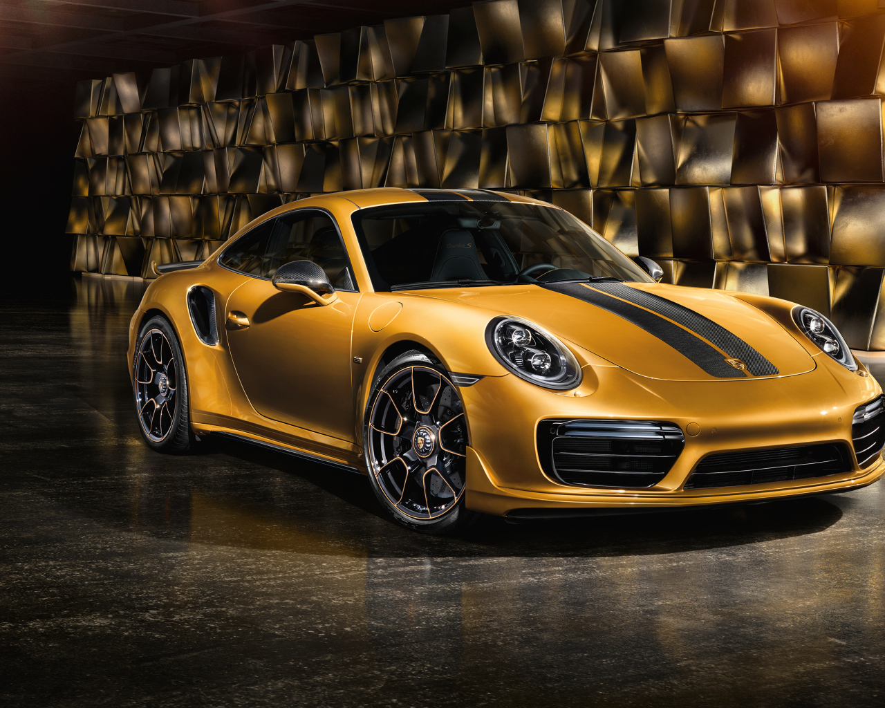 Золотистый автомобиль Porsche 911 Turbo S Exclusive Series