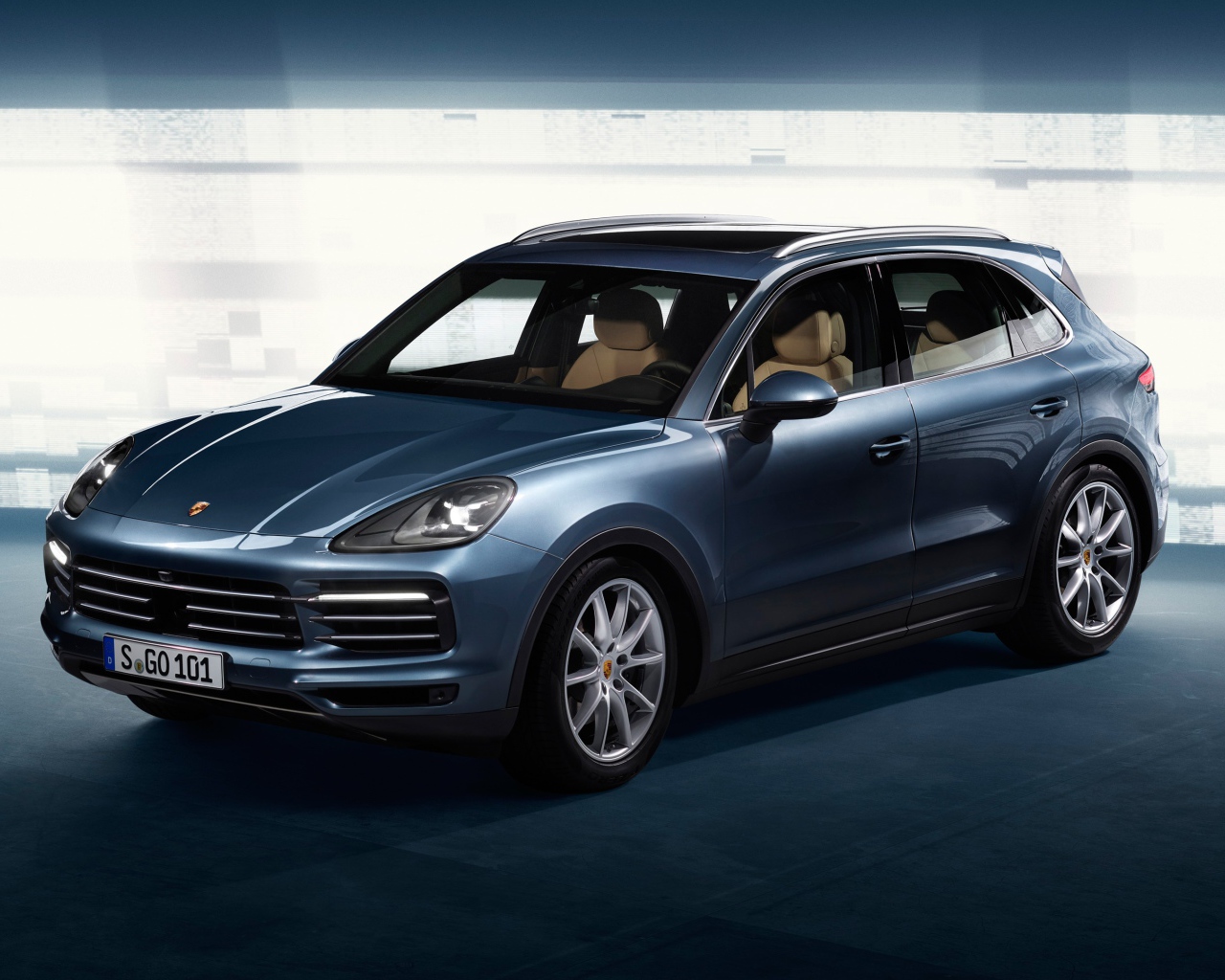 Презентация стильного синего внедорожника Porsche Cayenne, 2018