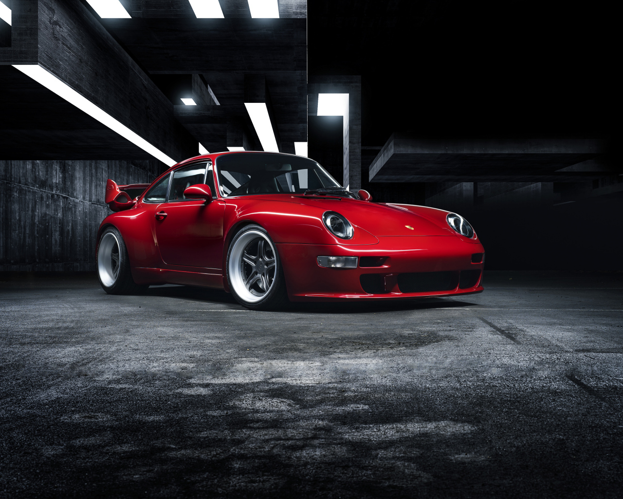 Красный автомобиль Gunther Werks 400R, Porsche 911