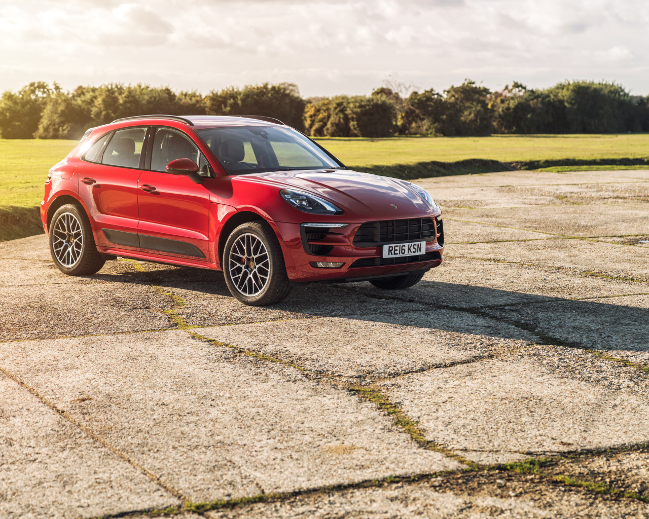 Красный внедорожник Porsche Macan