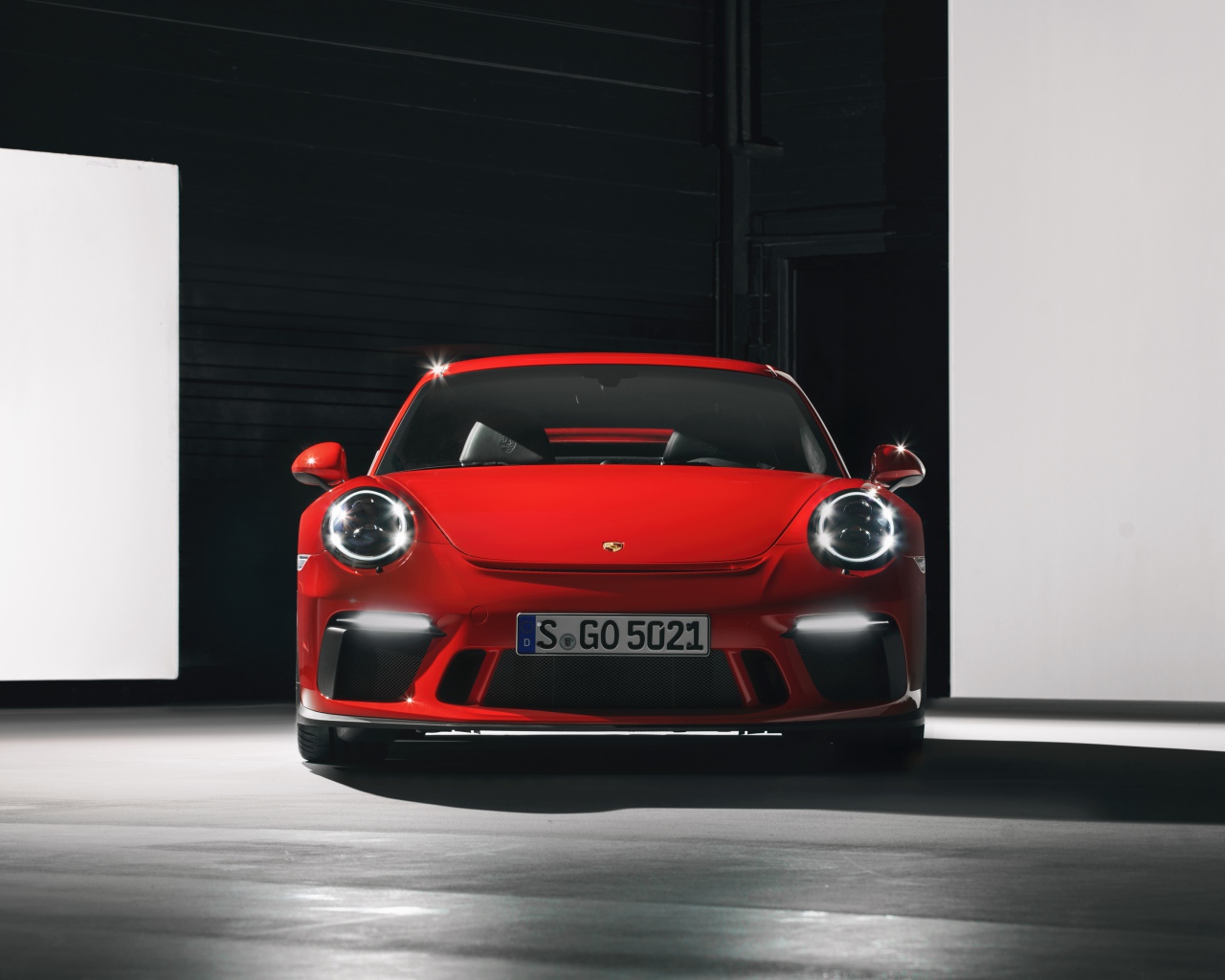 Красный автомобиль Porsche 911 GT3 