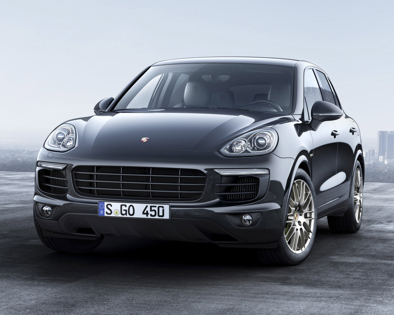 Серебристый автомобиль  Porsche Cayenne, 2017 