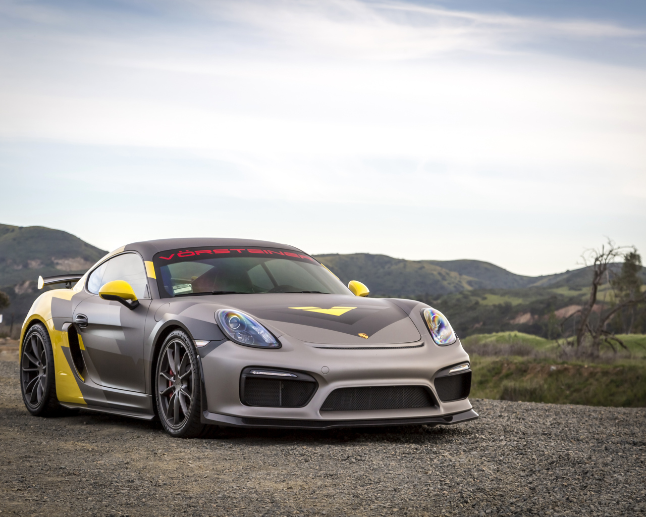 Серебристый спортивный автомобиль Porsche Cayman GT4 