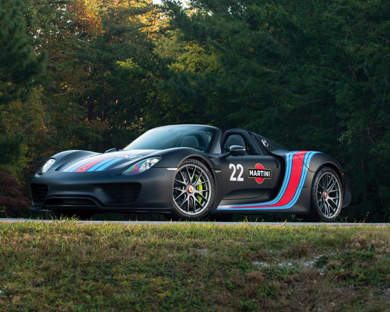 Спортивный автомобиль Porsche 918 Spyder Weissach Package с логотипом Martini Racing 
