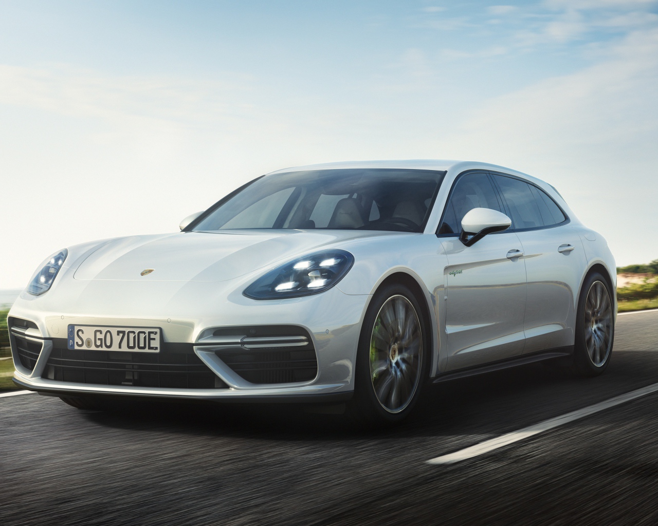 Белый внедорожник Porsche Panamera Turbo S E-Hybrid Sport Turismo, 2018 на трассе