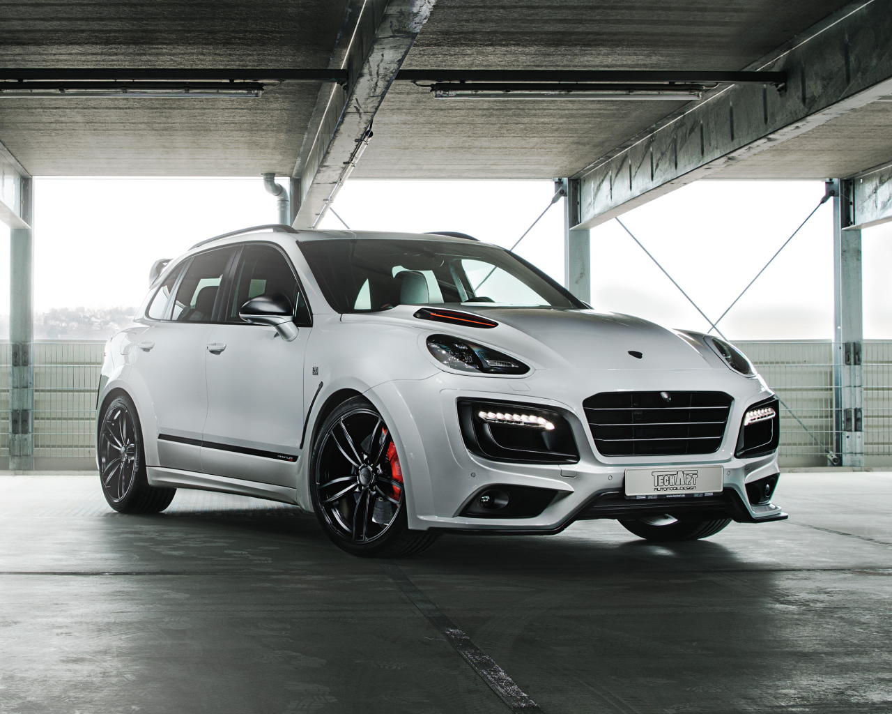 Белый автомобиль  Porsche Cayenne в гараже 