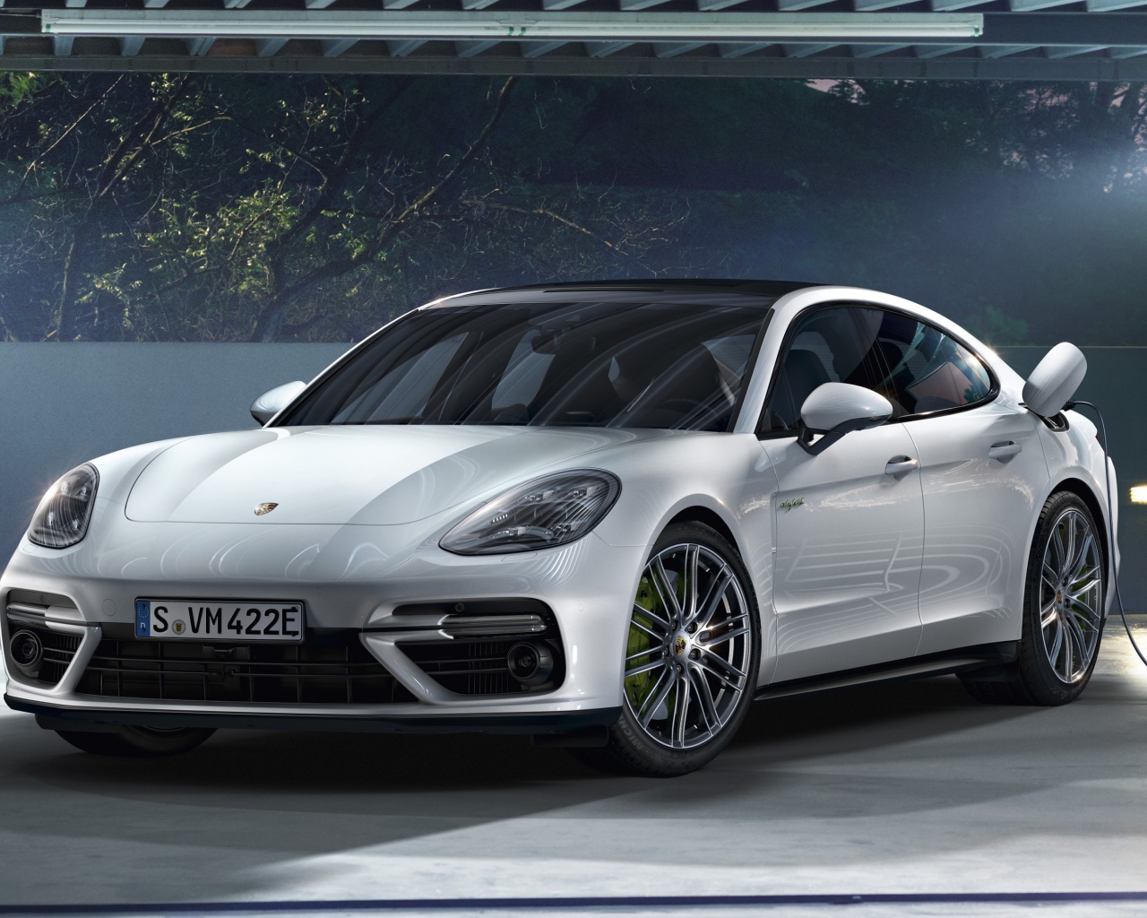 Белый новый автомобиль Porsche Panamera Turbo S E-Hybrid, 2018