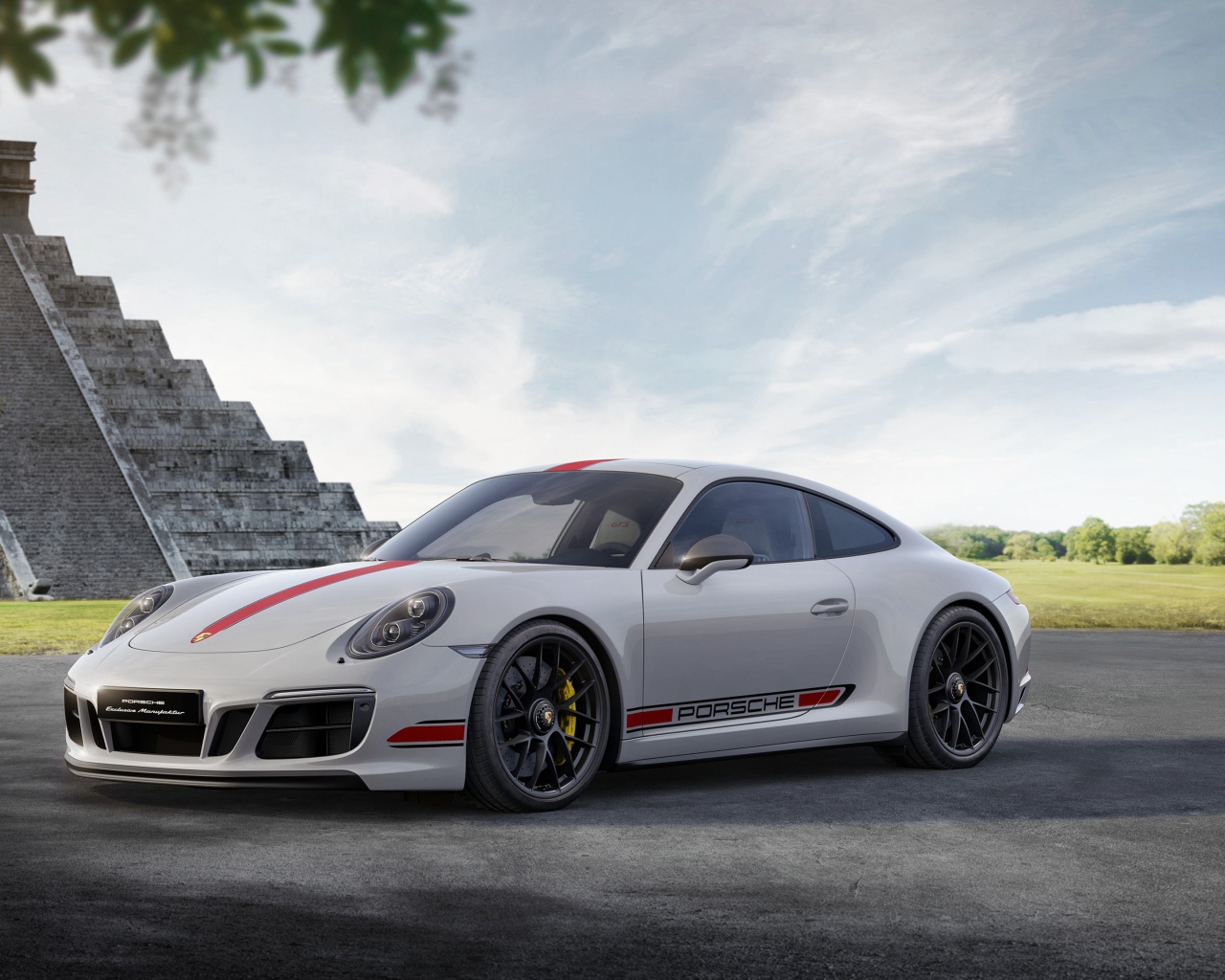 Белый спортивный автомобиль Porsche 911 Carrera GTS, 2017