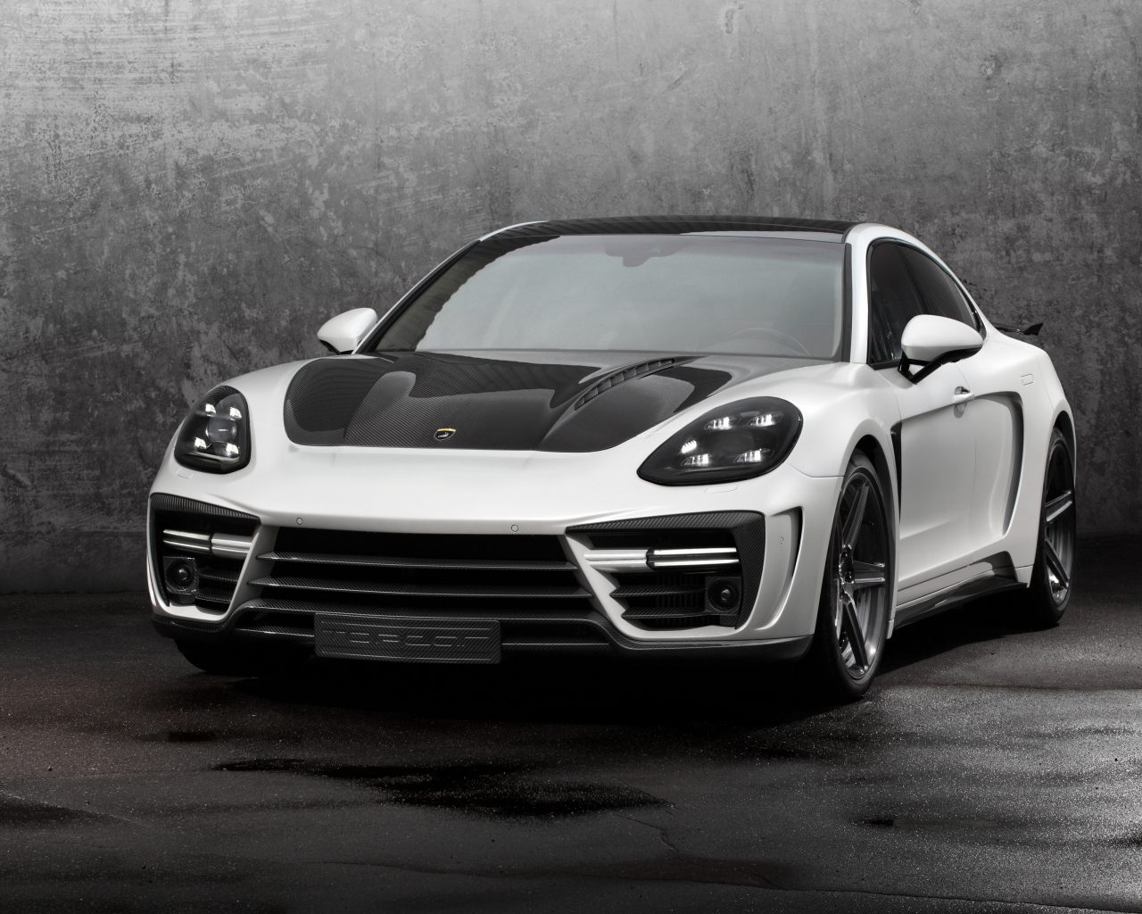 Белый спортивный автомобиль Porsche Panamera Stingray GTR, 2017