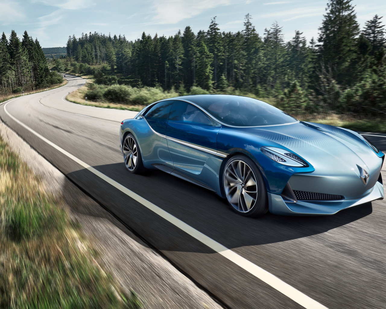 Синий автомобиль Borgward Isabella Concept, 2017 на трассе