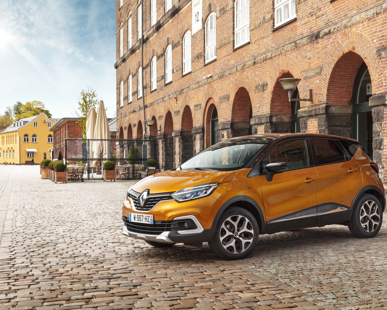 Автомобиль Renault Captur Worldwide, 2017  цвет оранжевый металлик