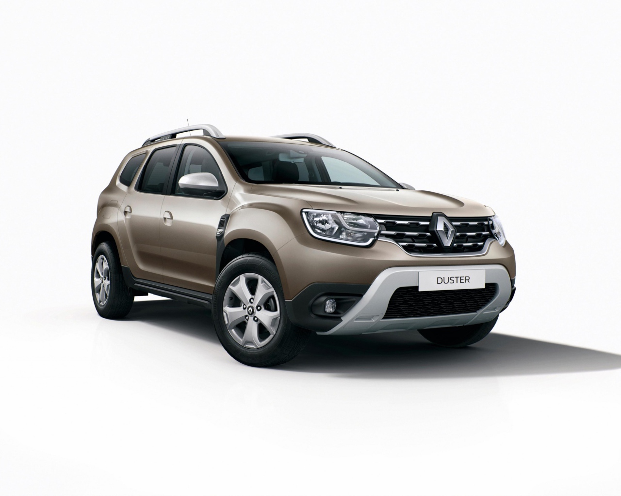 Внедорожник Renault Duster, 2018 на белом фоне