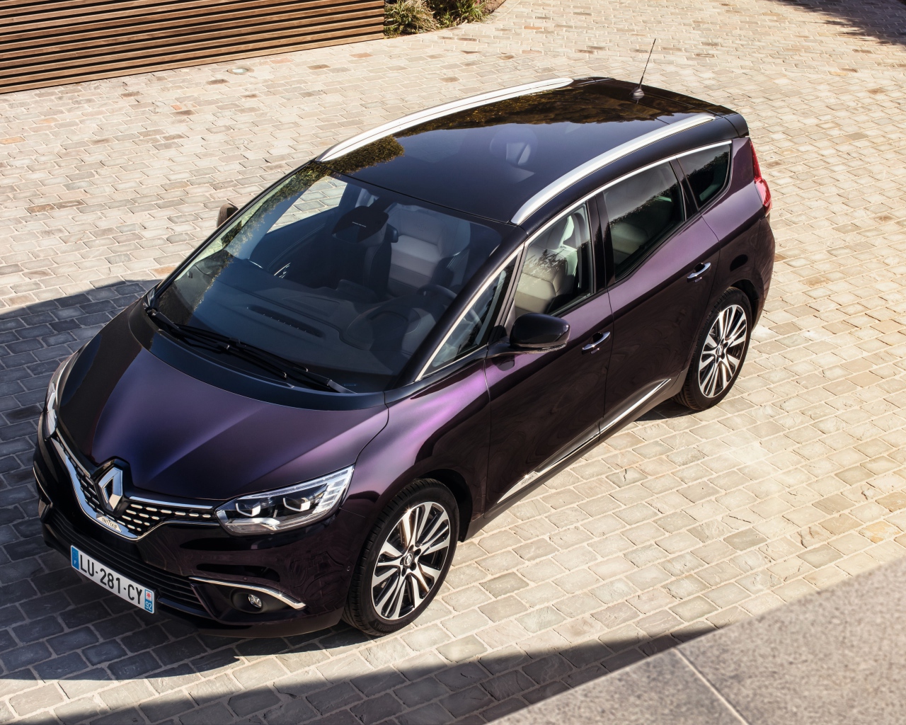 Фиолетовый автомобиль Renault Grand Scenic, 2017  вид сверху