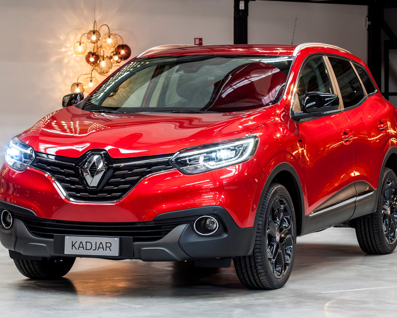 Красный автомобиль кроссовер Renault  Kadjar 