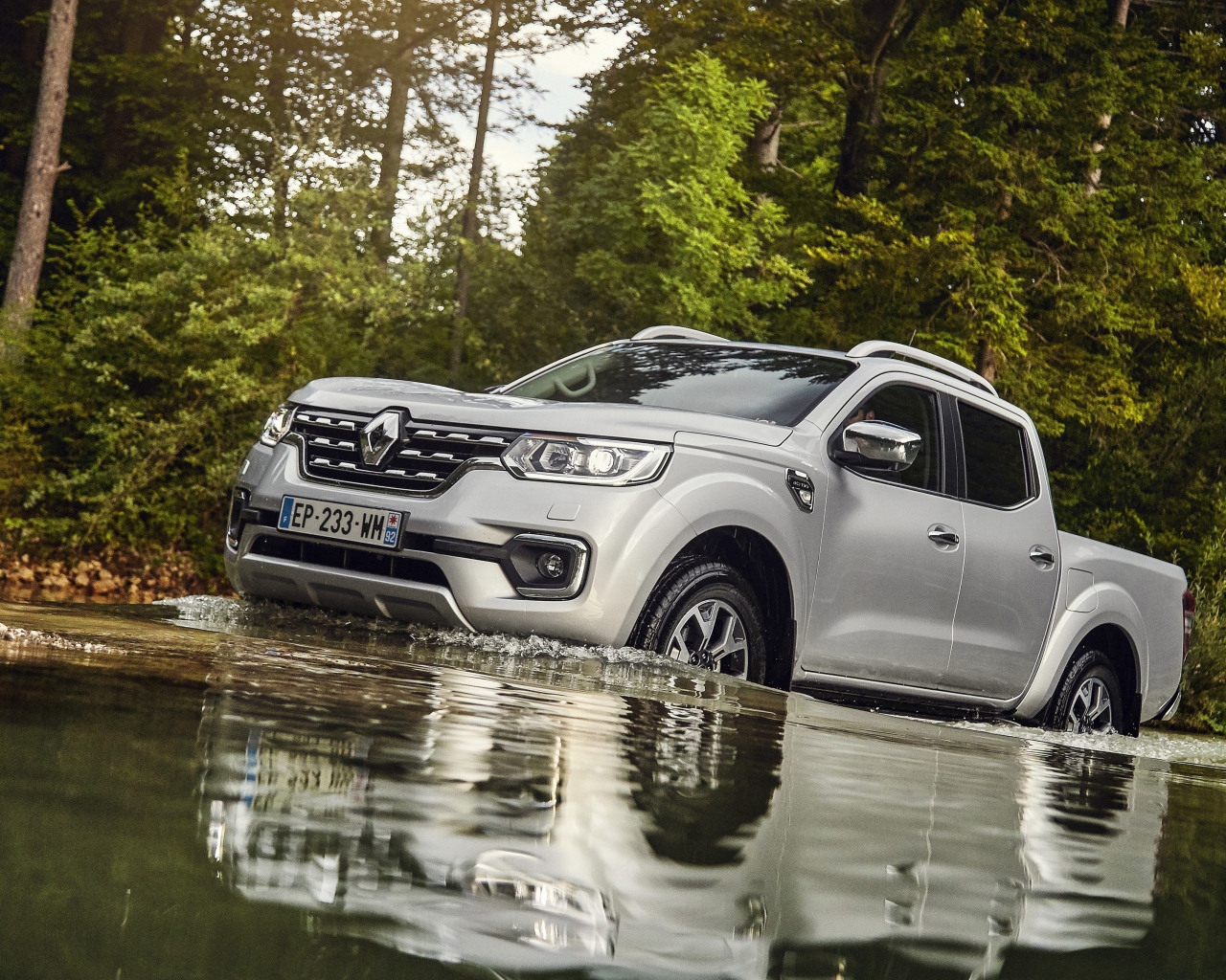 Серебристый пикап Renault  Alaskan Worldwide, 2017 в воде