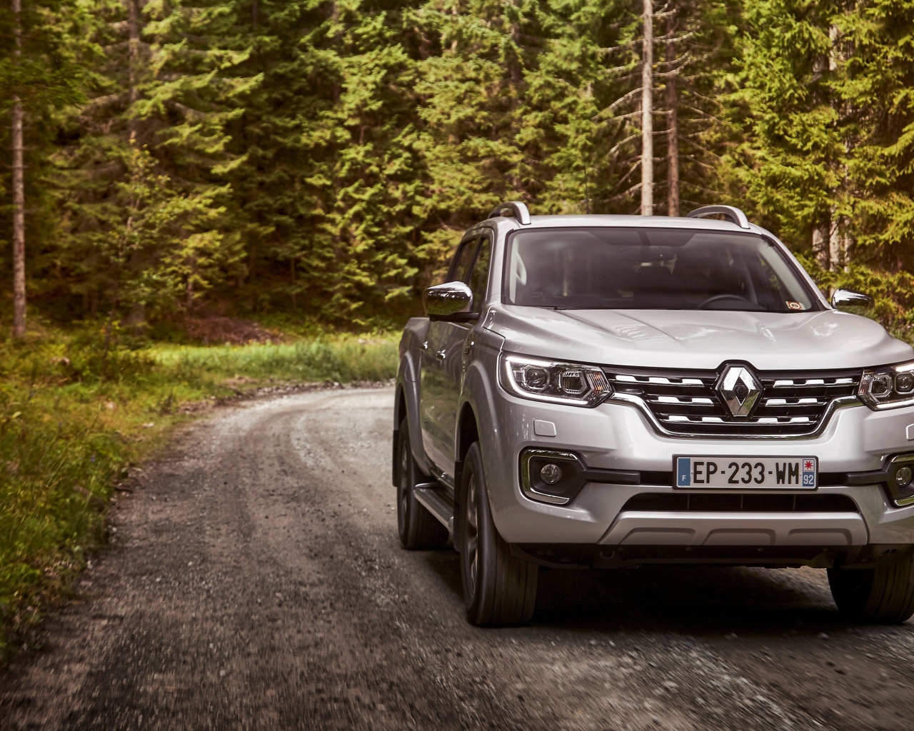 Серебристый пикап Renault Alaskan, 2017 в лесу