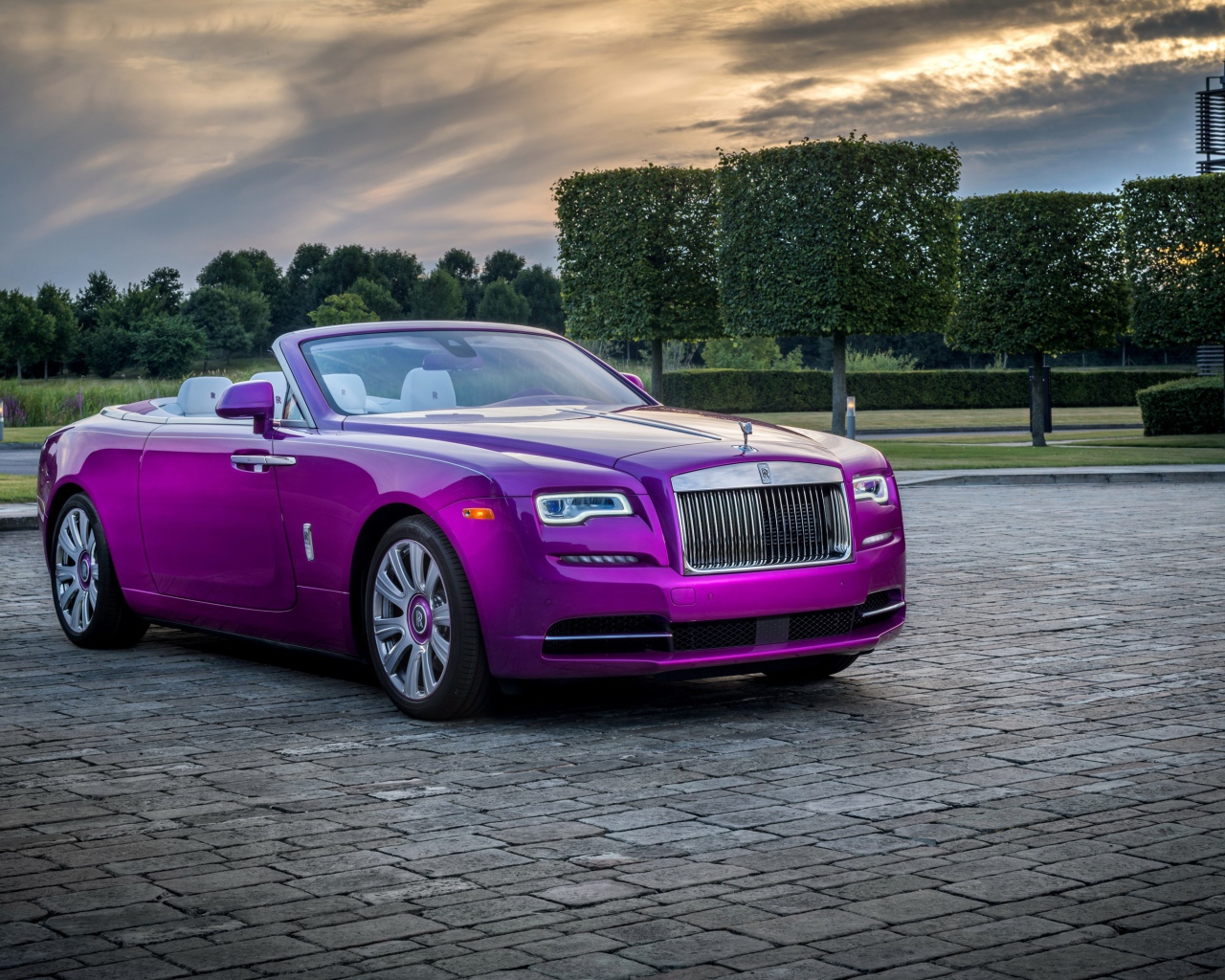Автомобиль кабриолет Rolls Royce Dawn in Fuxia, 2018