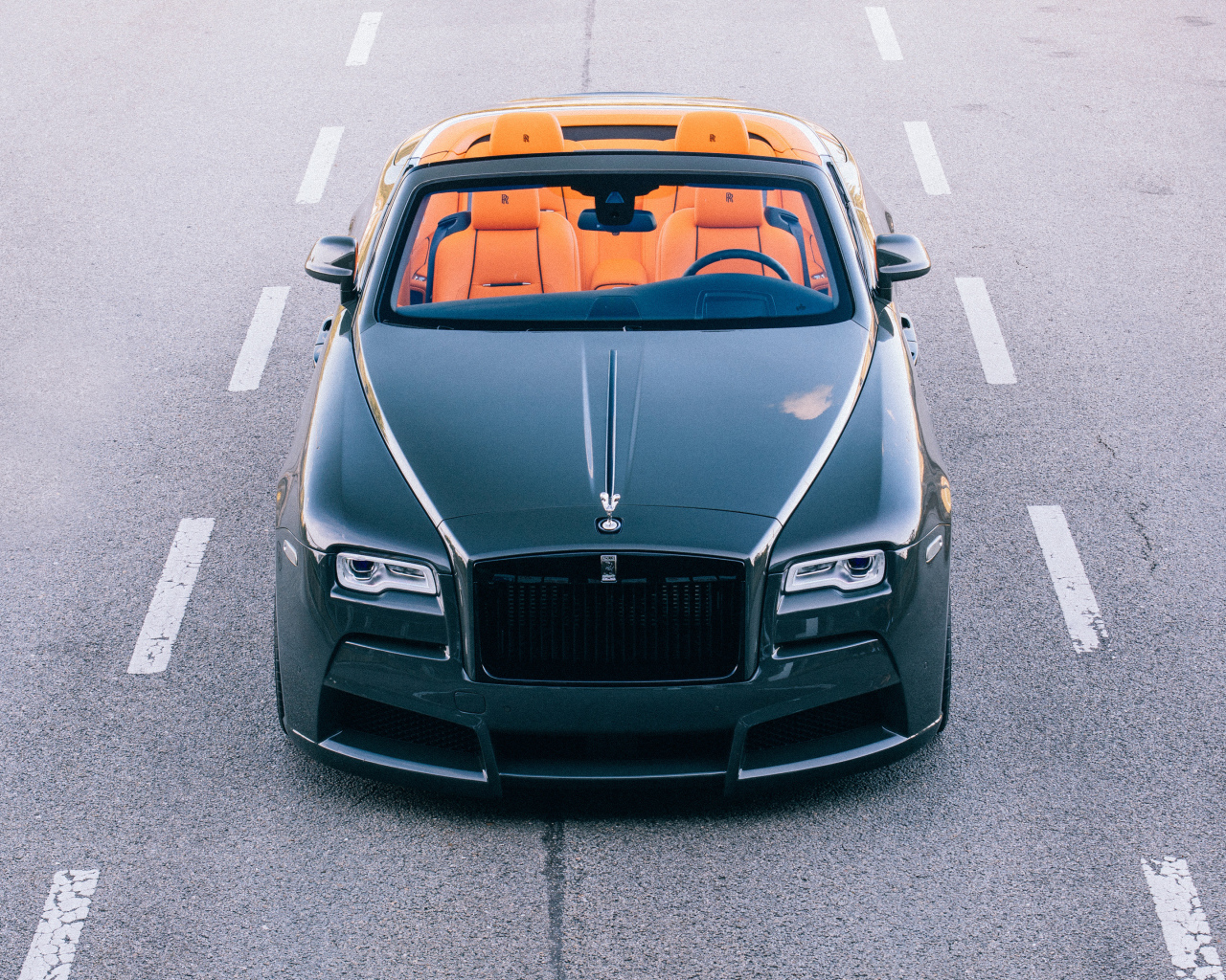 Зеленый автомобиль кабриолет Rolls Royce Dawn, 2018