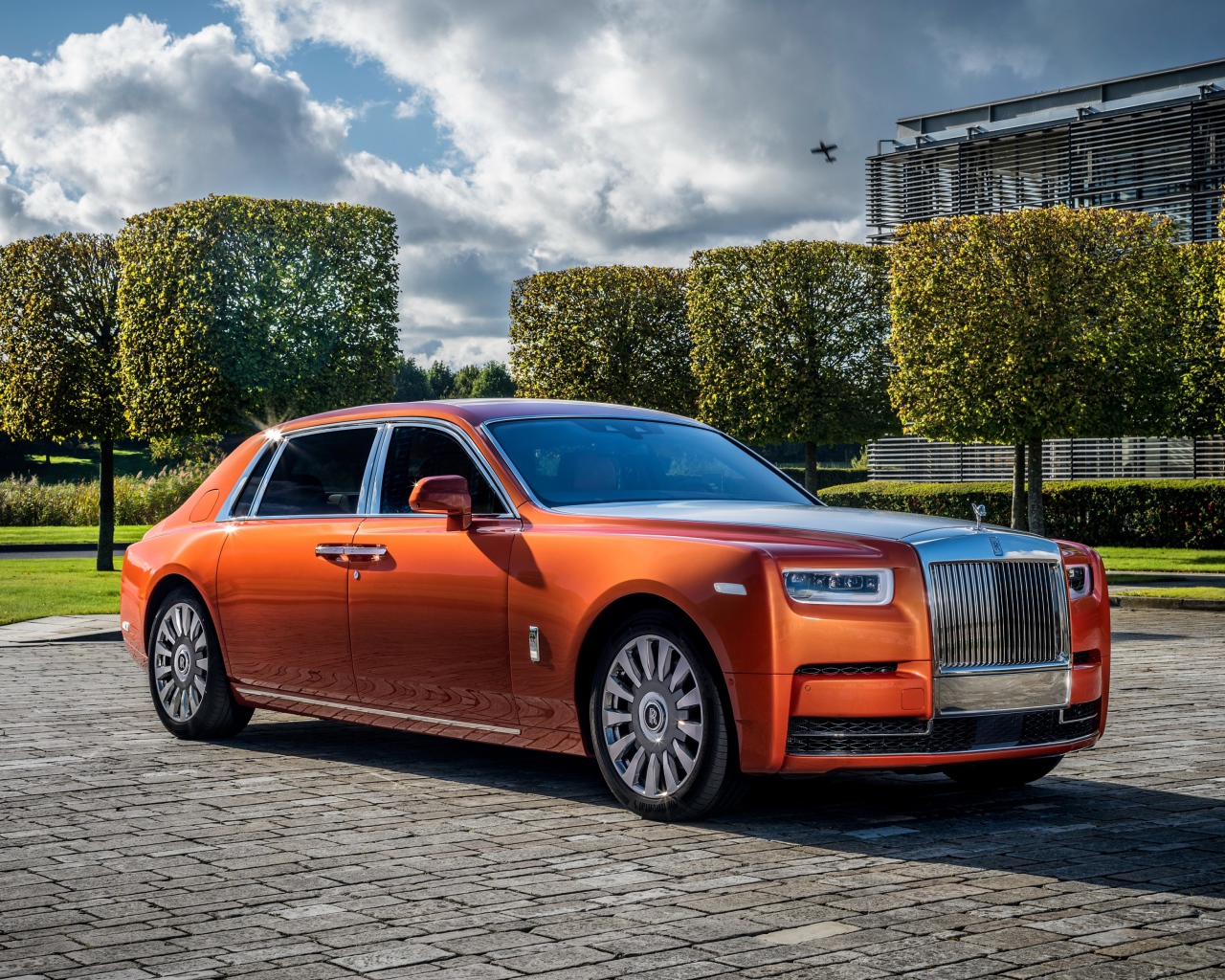 Оранжевый серийный автомобиль Rolls Royce Phantom EWB