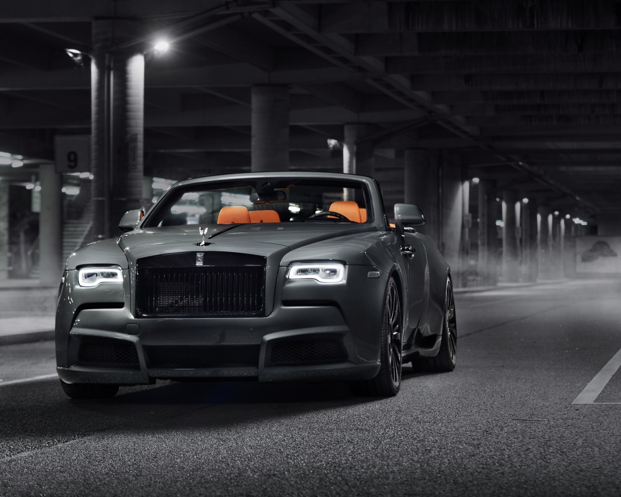 Серебристый автомобиль Rolls-Royce Dawn Overdose, 2017