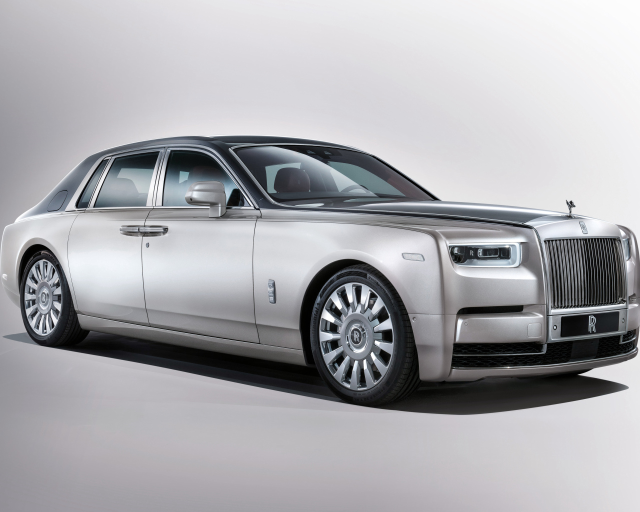 Серебристый автомобиль  Rolls Royce Phantom, 2017