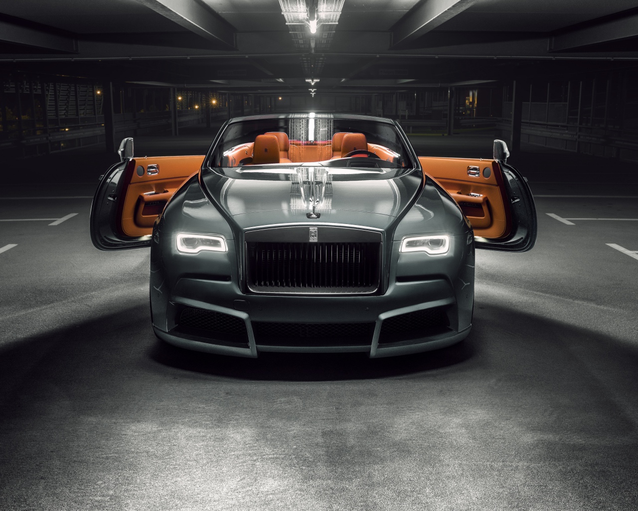 Стильный автомобиль Rolls-Royce Dawn Overdose вид спереди