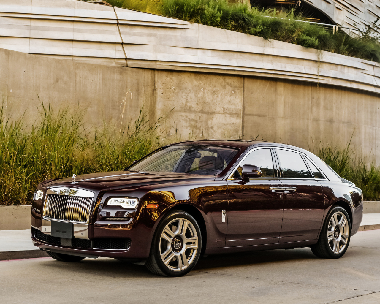 Стильный черный автомобиль Rolls Royce Ghost