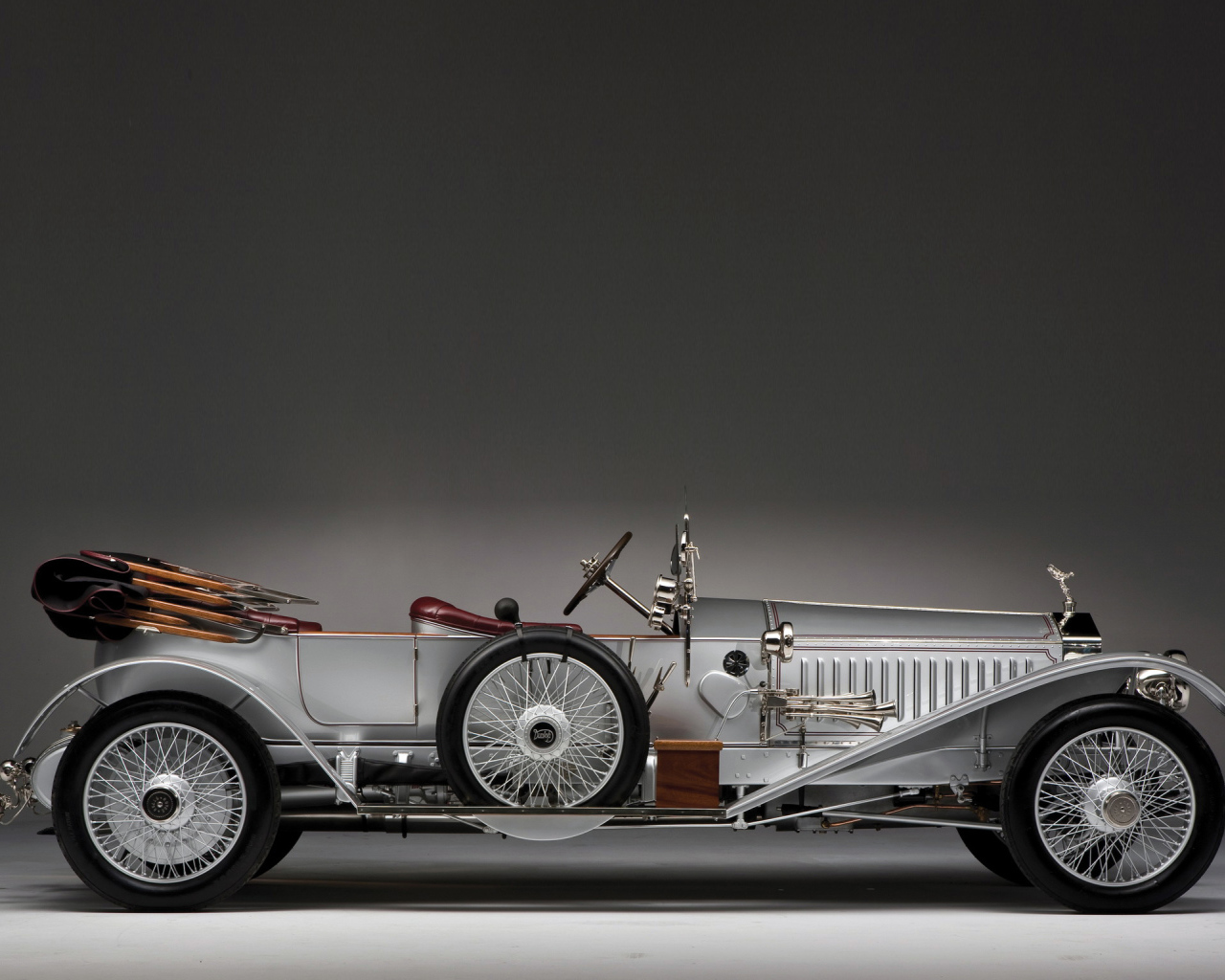Стильный серебристый ретро автомобиль Rolls Royce, 1915 года