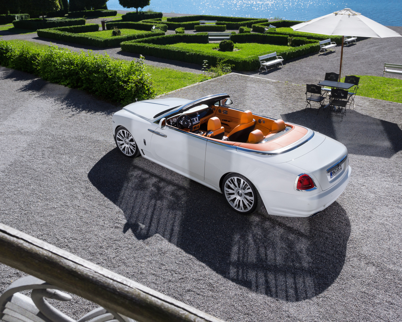 Белый автомобиль Rolls-Royce Dawn вид сверху