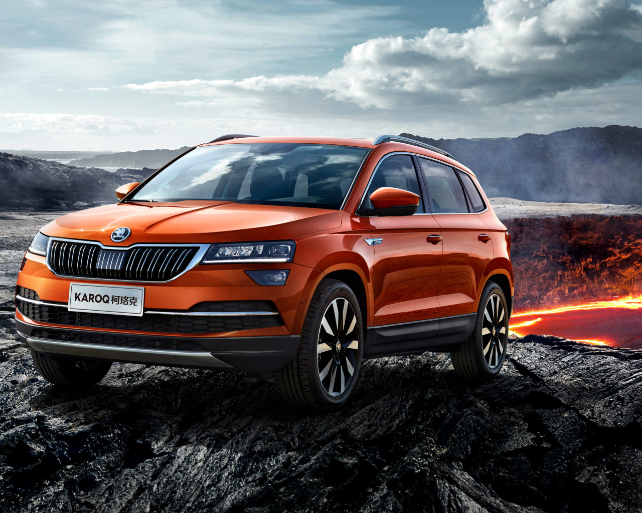 Оранжевый внедорожник Skoda Karoq, 2017 у вулкана