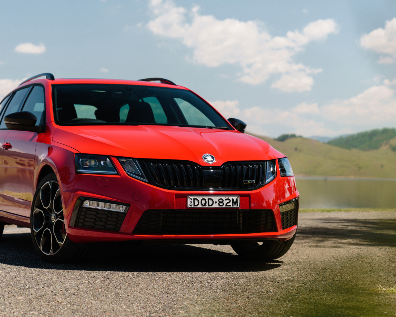 Быстрый красный автомобиль Skoda Octavia RS 245 Wagon на фоне неба