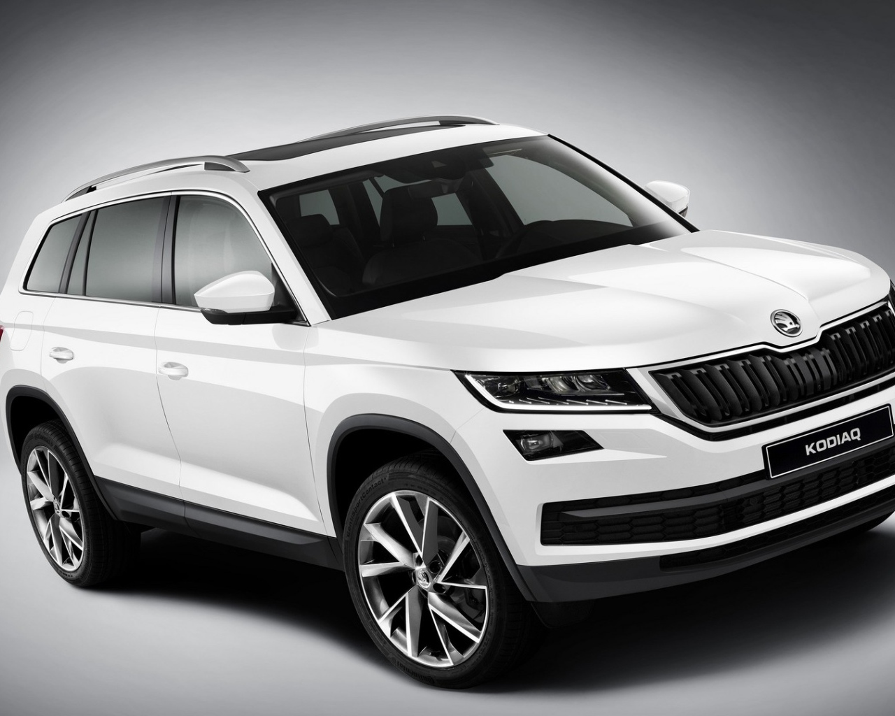 Белый автомобиль Skoda Kodiaq 2017 