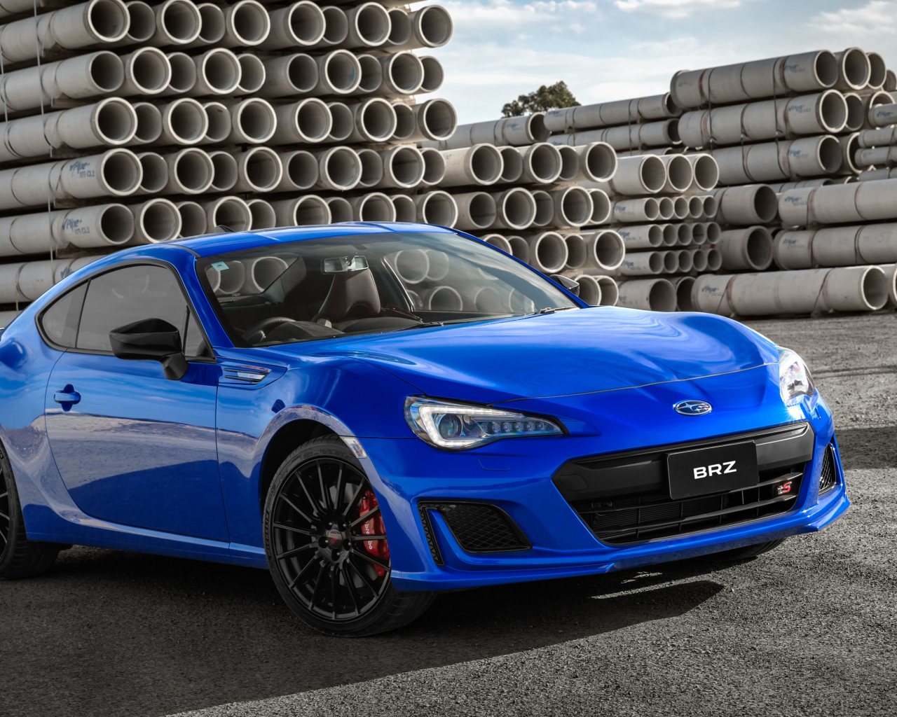 Синий автомобиль Subaru BRZ tS, 2018 на фоне труб
