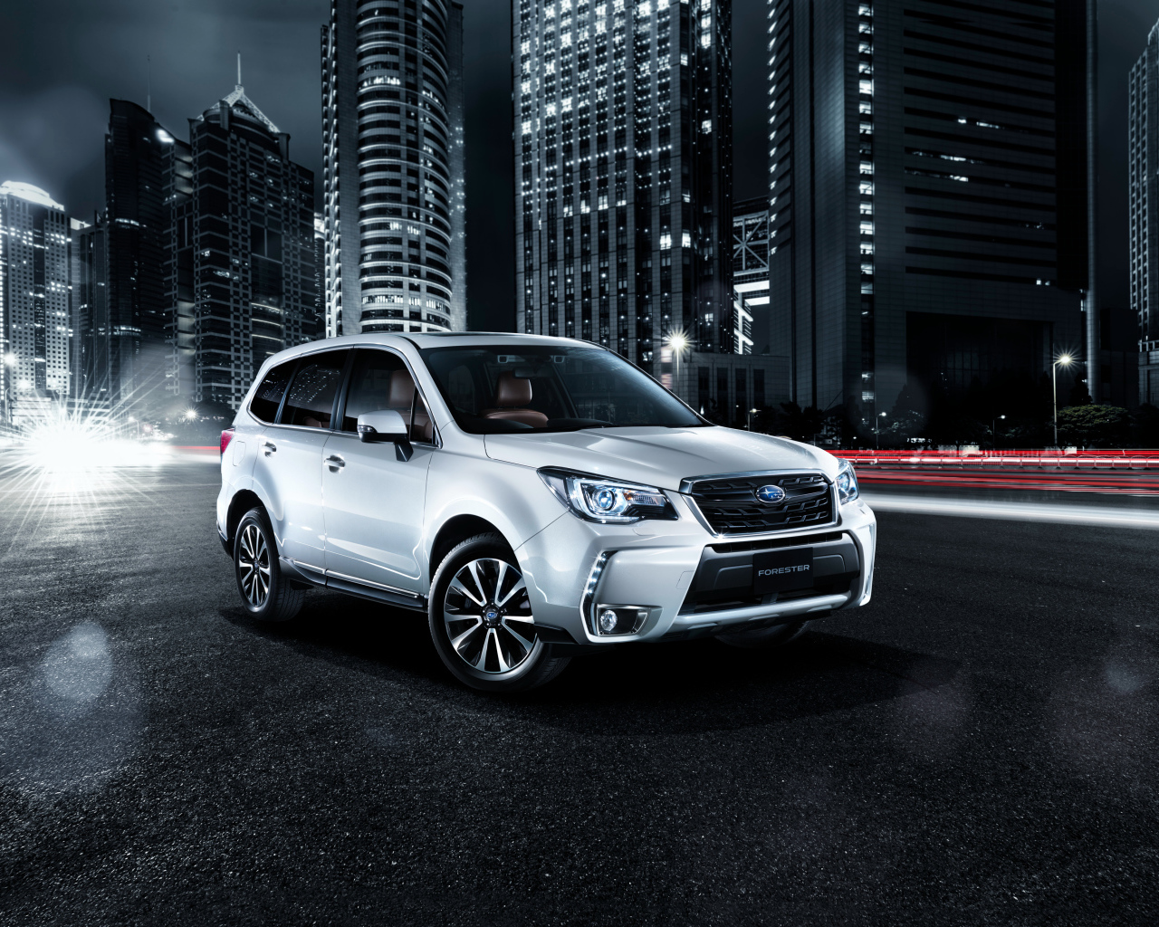 Внедорожник Subaru Forester, 2018 в ночном городе