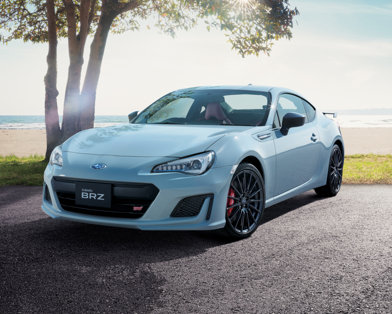 Новый белый автомобиль Subaru BRZ, 2018 на фоне океана