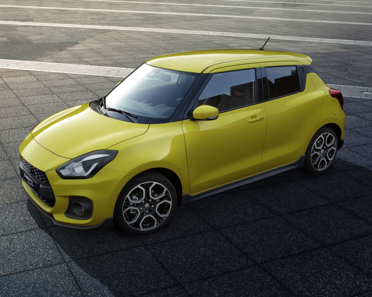 Желтый автомобиль Suzuki Swift Sport, 2018