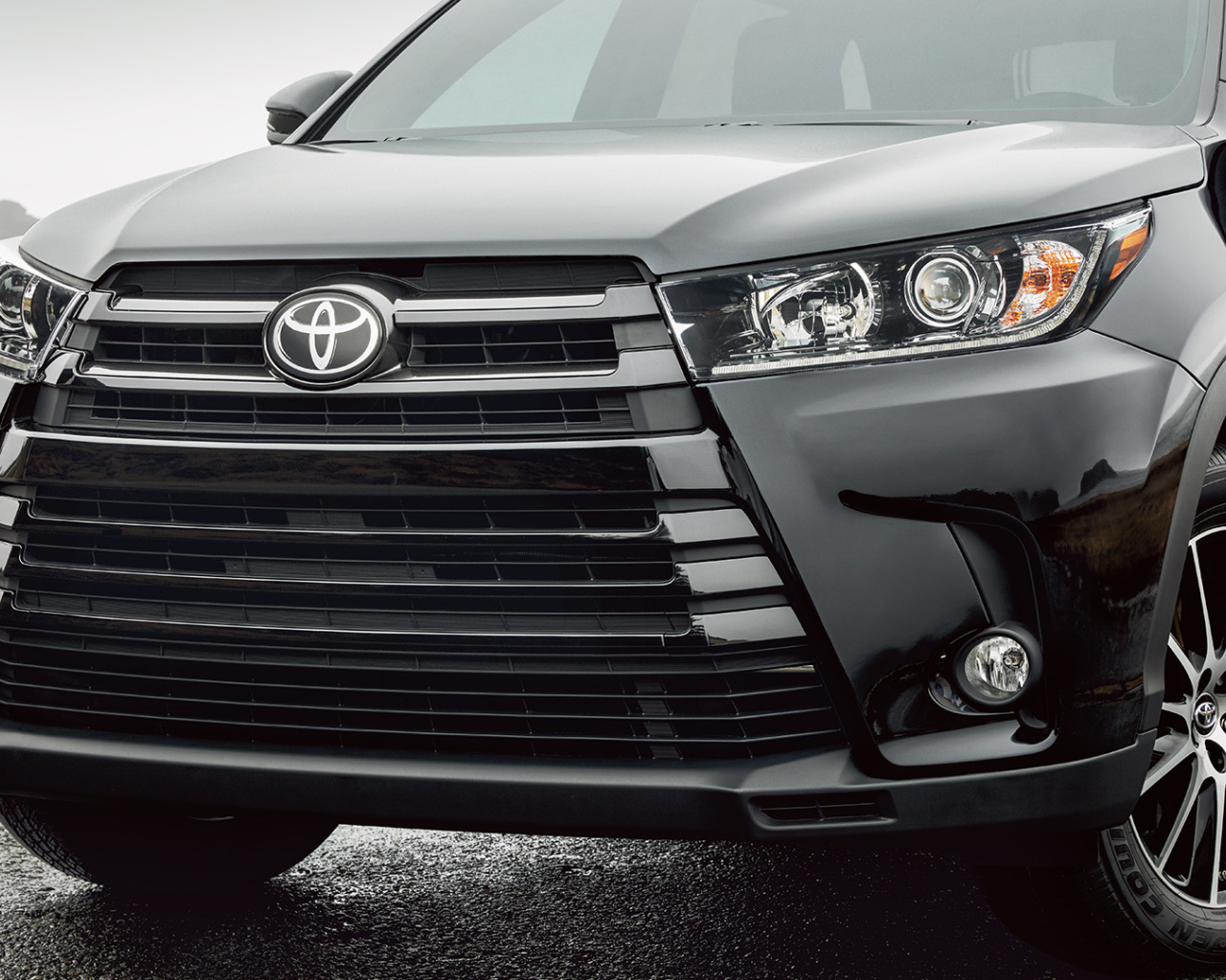 Черная Toyota Highlander 2017 года вид спереди 