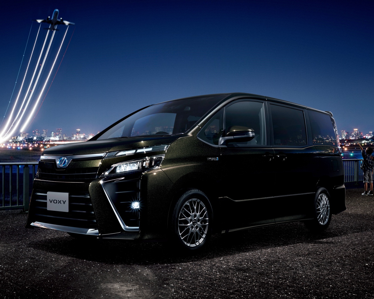 Черный автомобиль Toyota Voxy ZS Hybrid, 2017