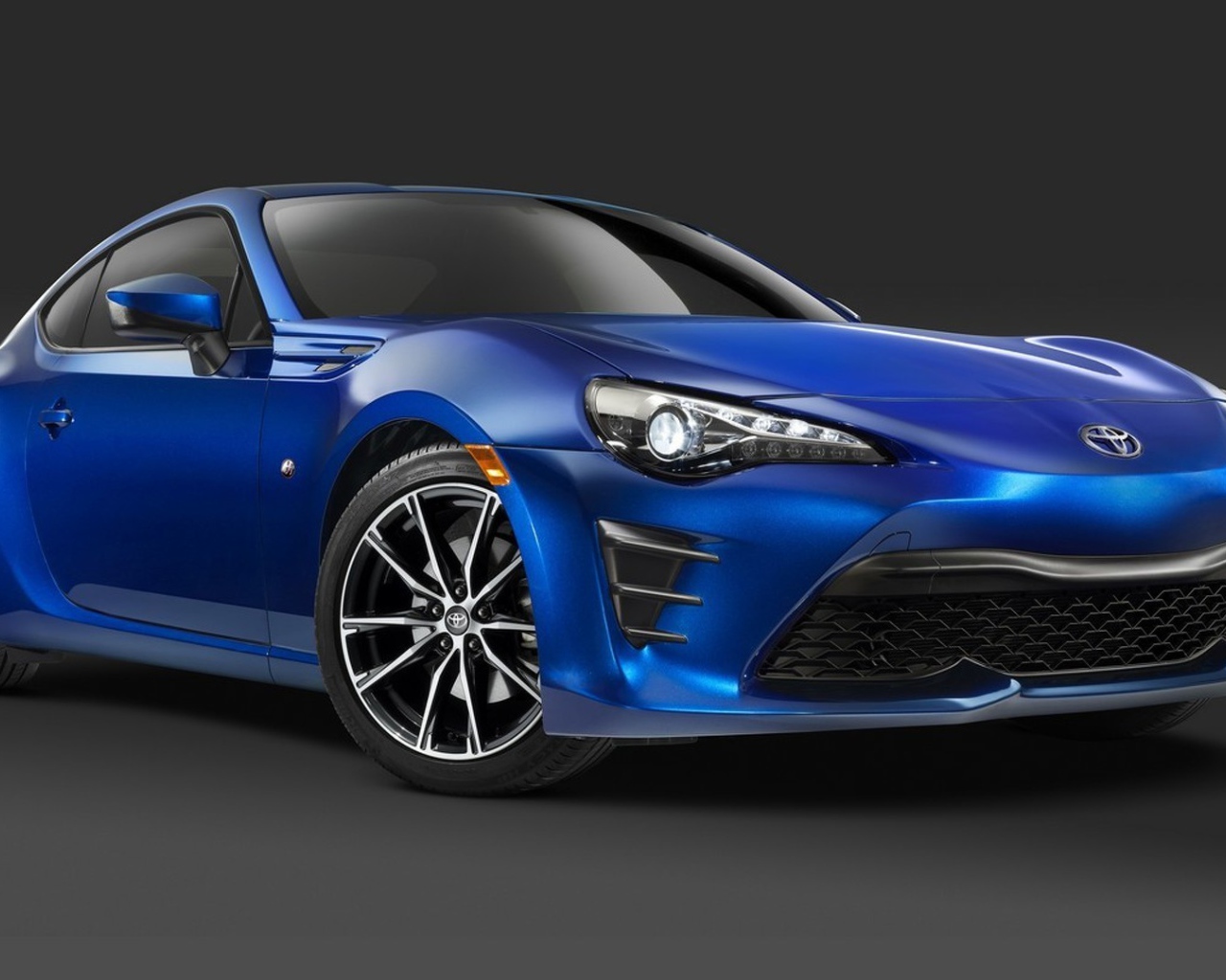 Синяя Toyota GT86 2017 года 