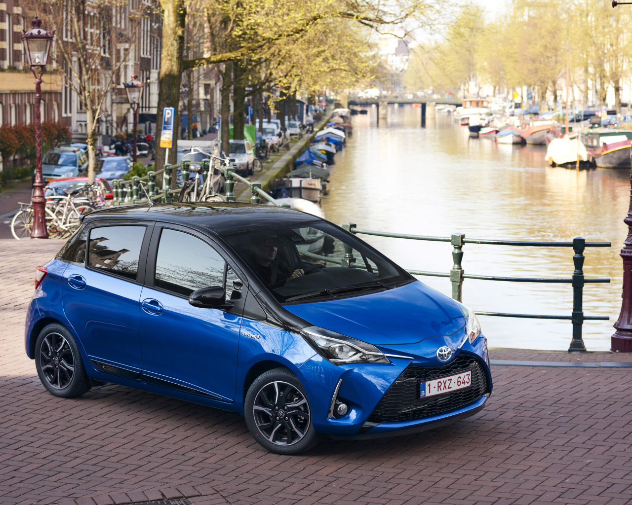 Голубой автомобиль Toyota Yaris Hybrid, 2017 